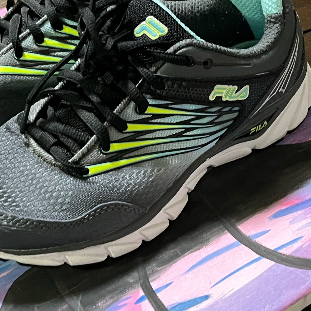 SELLING FILA SNEAKER UNISEX SIZE 7 COLOR GRAY/GREEN/BLUE CONDITION: USED ONCE